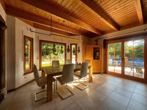 Großzügiges offenes Esszimmer - 