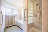 Badezimmer - Mehrfamilienhaus, Wohnhaus mit 258,00 m&sup2; in Waiblingen zum Kaufen