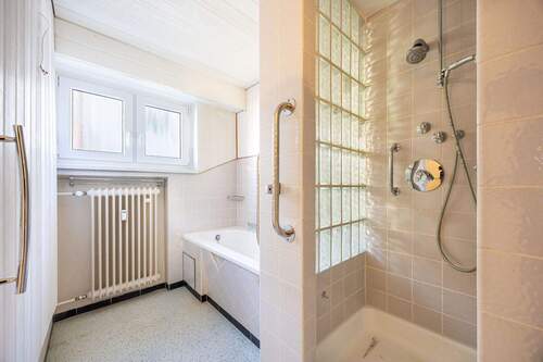 Badezimmer - Mehrfamilienhaus, Wohnhaus mit 258,00 m&sup2; in Waiblingen zum Kaufen