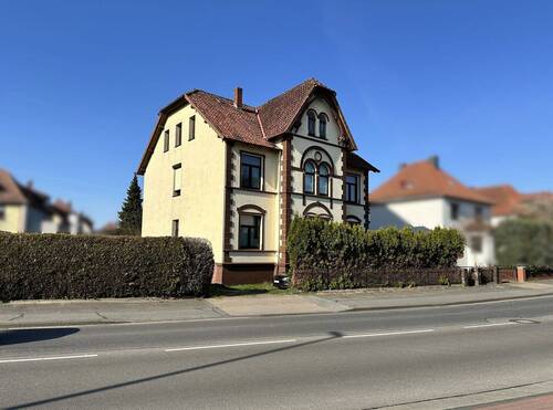 Ansicht mit Auffahrt - 1 Zimmer Mehrfamilienhaus, Wohnhaus zum Kaufen in Celle