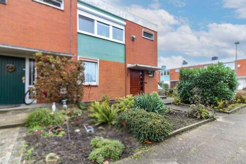 Hausansicht - Gestaltungspotenzial: Sanierungsbedürftiges Reihenendhaus mit Garten