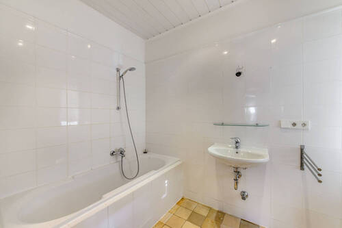 Bad mit Wanne - 