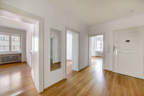 Flur Blick zu den Zimmern - 