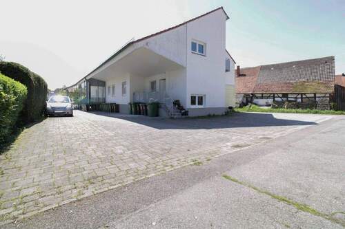 Ansicht Hinterhof Haus - 1 Zimmer Mehrfamilienhaus, Wohnhaus zum Kaufen in Neuenstein