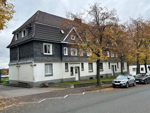 Straßenansicht - Attraktives Mehrfamilienhaus mit Gemeinschaftsgarten und Optimierungspotenzial