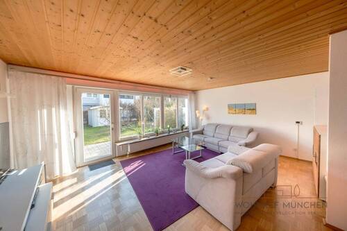 Großzügiges Wohnzimmer - 