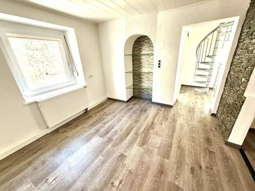 In Ihrem Esszimmer gen Flur & Treppe in Ihr Dachgeschoss - 