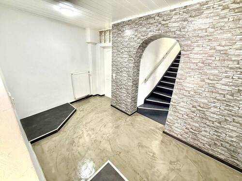 Im Erdgeschoss - Ihre Eingangsdiele gen Treppe - Etagenwohnung mit 105,00 m² in Burglengenfeld zum Kaufen