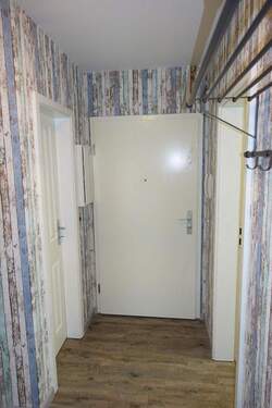 Flur mit Kammer links - 