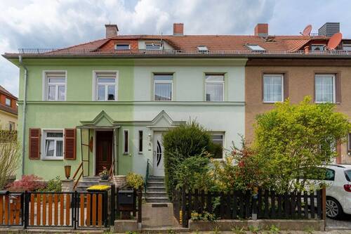Frotansicht - Perfekt angebunden, Kosten überschaubar - kleines Reihenmittelhaus zum selbst ausbauen.