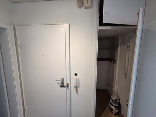 Wohnungstür und Abstellkammer - 