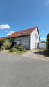 Hausansicht - Familientraum! Sanierte Doppelhaushälfte mit Einbauküche, eigenem Garten und Garage in Traumlage.