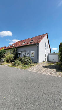 Hausansicht - Familientraum! Sanierte Doppelhaushälfte mit Einbauküche, eigenem Garten und Garage in Traumlage.