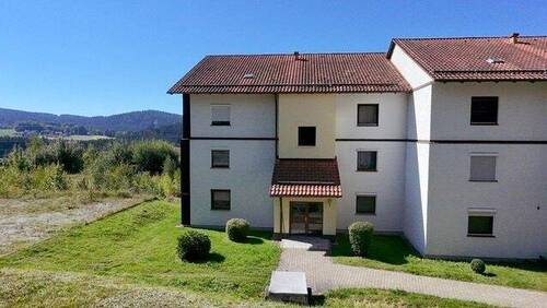 Hausfront - 3 Zimmer Etagenwohnung zum Kaufen in Regen