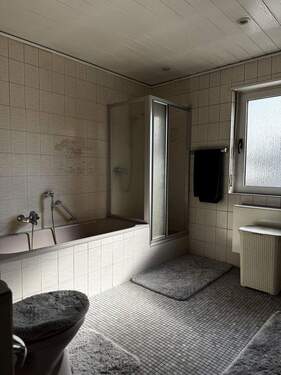 Tageslichtbad mit Badewanne - 