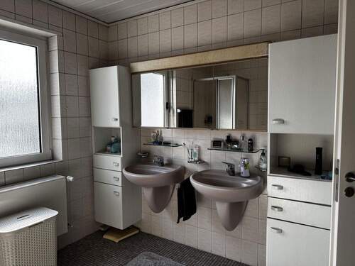 Tageslichtbad mit Badewanne - 