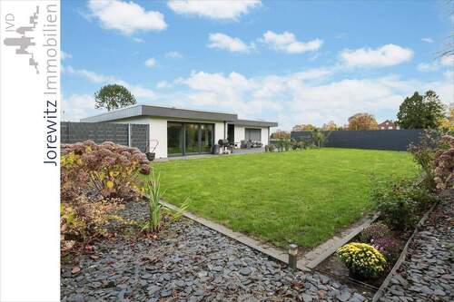 001 - Gartenansicht - Familientipp in der Sieker-Schweiz - Sanierter Bungalow mit schönem Garten