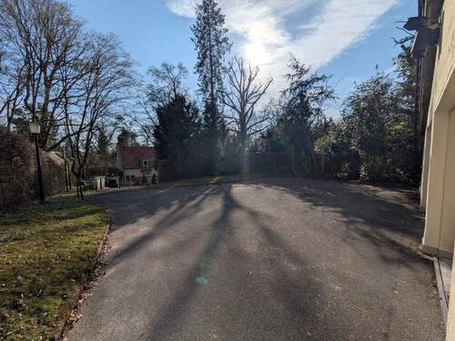Gemeinsamer Garagenhof - 5 Zimmer Doppelhaushälfte in Erlangen
