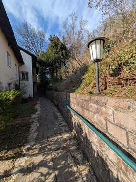 Fußweg zum Haus - Doppelhaushälfte mit 200,00 m&sup2; in Erlangen zum Kaufen