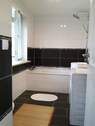 Bad mit Badewanne Erdgeschoß - 