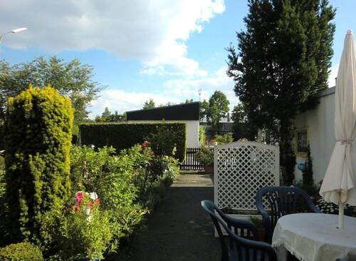 Garten vor dem Haus - 5 Zimmer Doppelhaushälfte in Oberschleißheim