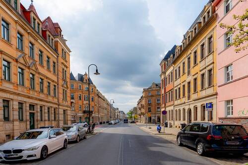 Blick in die Straße - Etagenwohnung mit 98,20 m² in Dresden zum Kaufen