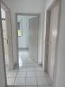 Flur,li.Bad,geradeaus 3.Zimmer,re.Schlafzimmer - 