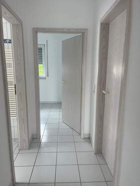 Flur,li.Bad,geradeaus 3.Zimmer,re.Schlafzimmer - 