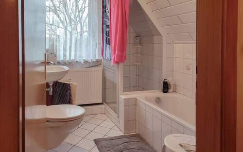 Bad mit Wanne und Dusche - 