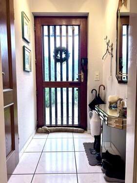 Haustür mit kleinem Flur - 