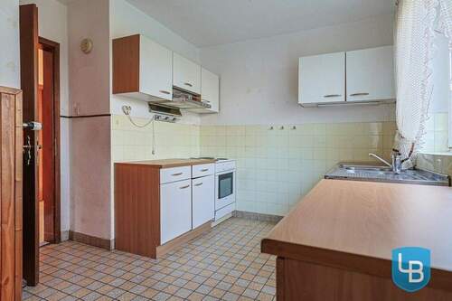 Küche mit älteren Einbauten - 6 Zimmer Einfamilienhaus in Heikendorf