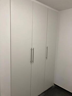 Eingebauter Schrank in Flur - Vollmöbliertes WG-geeignete 2-Zi-Wohg in zentraler Lage Frankfurt - mit Balkon & Top-ÖPNV-Anbindung