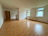 Wohnzimmer mit offener Küche - 2-Zimmer-Wohnung im Hinterhaus mitten in der Dresdner Neustadt