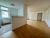Wohnzimmer mit offener Küche - 2 Zimmer Etagenwohnung zur Miete in Dresden