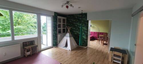 Zwei Zimmer - Lichtdurchflutete und ruhiggelegene Wohnung mit zwei Balkonen