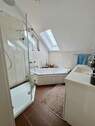 Bad mit Badewanne und Dusche - 