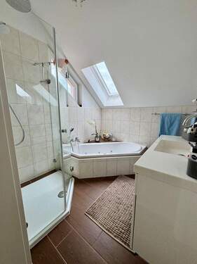 Bad mit Badewanne und Dusche - 