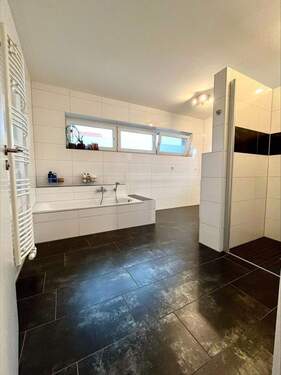 großzügiges Bad im OG - 