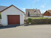 Hausansicht mit Garage und Garten - 