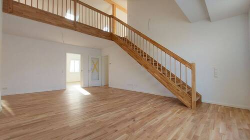 Treppe zur Galerie - 