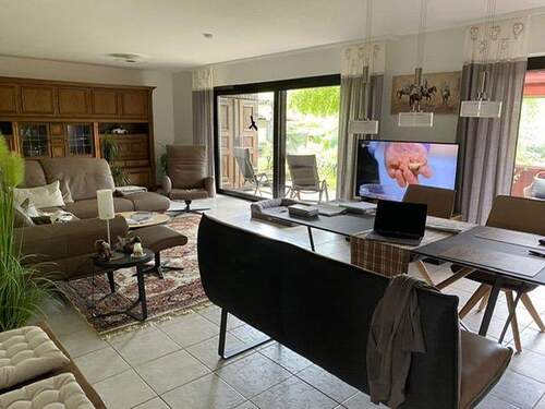 Wohnzimmer mit Blick in Garten - 