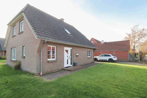 Straßenansicht - Charmantes EFH mit großem Garten in Neukirchen