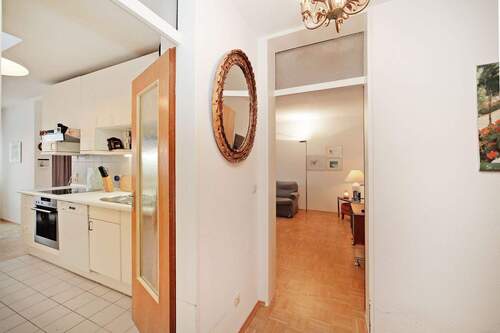 Diele - Blick Richtung Küche und Wohnzimmer - 3 Zimmer Etagenwohnung in München