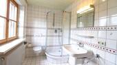 Helles Badezimmer mit Dusche… - 