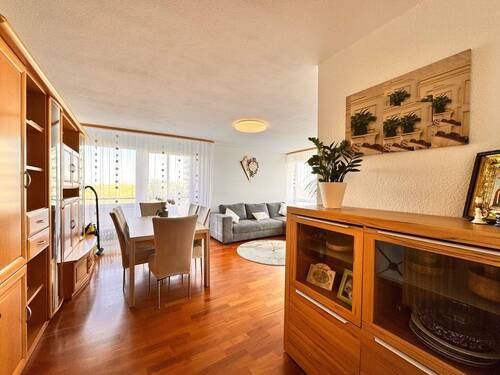 Wohnzimmer/Essbereich - 4 Zimmer Etagenwohnung zum Kaufen in Lahr/Schwarzwald