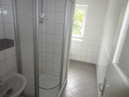 Bad mit Dusche - 