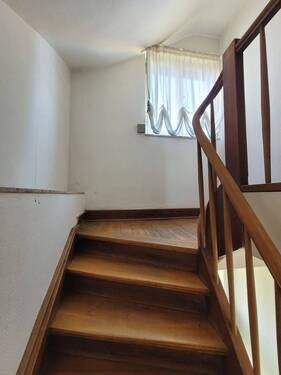 Holztreppe zum Obergeschoss - 