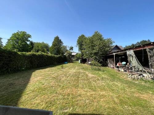 Garten hinter dem Haus mit Schuppe - 1 Zimmer Mehrfamilienhaus, Wohnhaus in Niederweiler