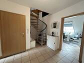 Eingangsbereich/Treppe in den ausgebauten Dachboden - 