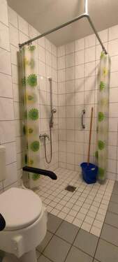 bodengleich geflieste Dusche im Tageslichtbad - 